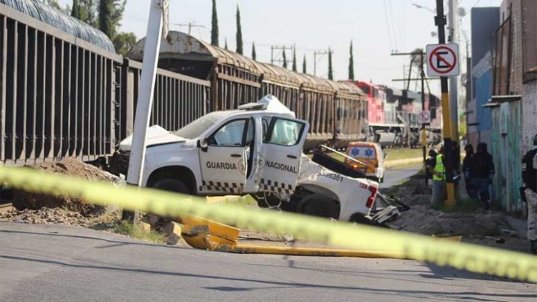 Celaya: Camioneta de la Guardia Nacional intenta ganarle el paso al tren y queda destrozada