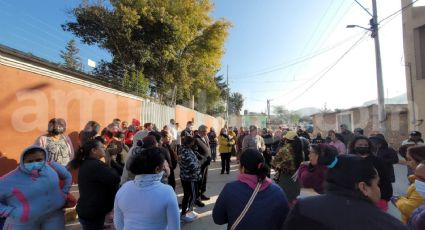 Cierran madres y padres escuela en Atotonilco de Tula; exigen cese de directora