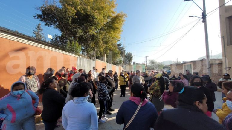 Cierran madres y padres escuela en Atotonilco de Tula; exigen cese de directora