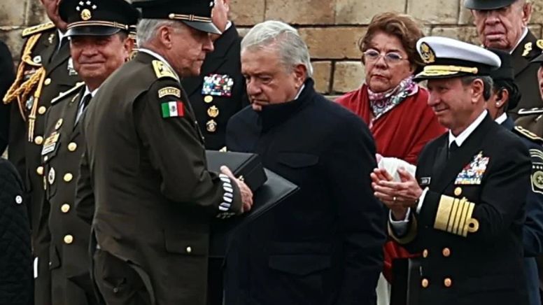Reconoce AMLO al ex secretario de Defensa Cienfuegos, en evento de Colegio Militar