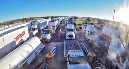 Atora Texas revisiones de camiones de transporte en el Puente Colombia