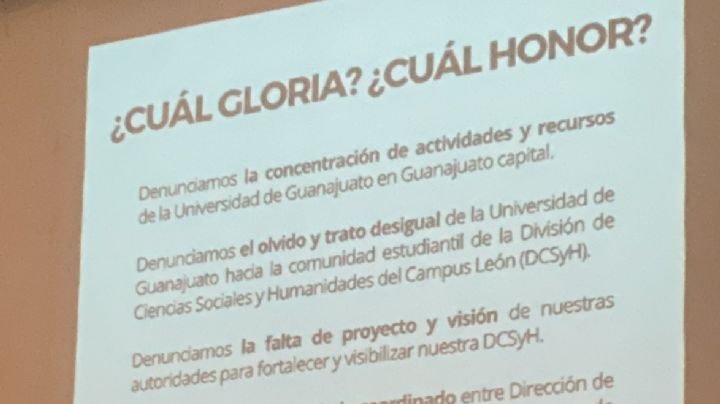 '¿Cuál gloria, cuál honor?' Entregan alumnos de UG en León pliego petitorio a autoridades