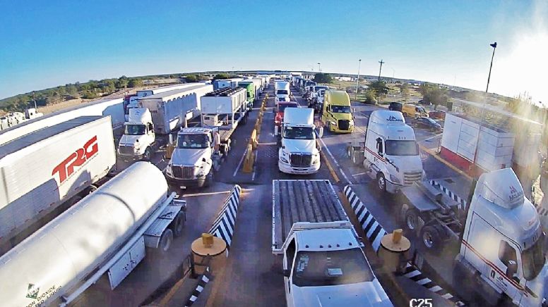 Atora Texas revisiones de camiones de transporte en el Puente Colombia