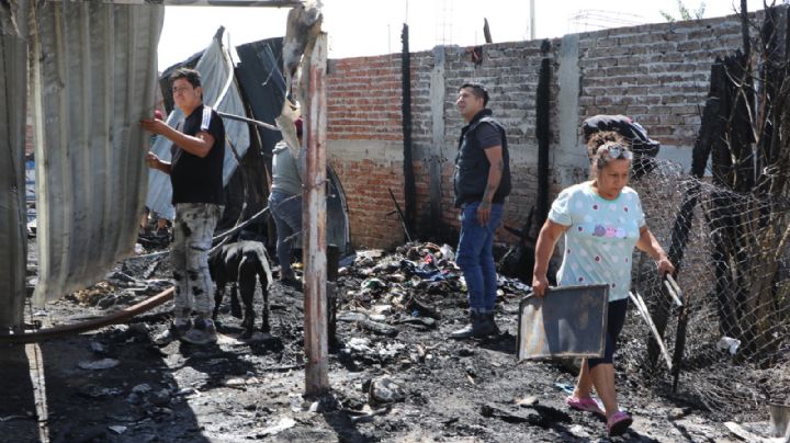 Tres familias duermen en la calle tras perder sus casas durante un incendio en El Carrizalito