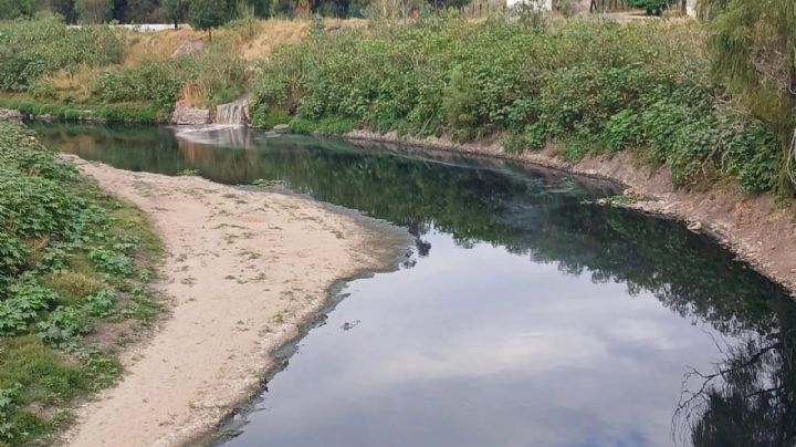 Derraman líquido negro sobre el río Lerma, autoridades ya investigan