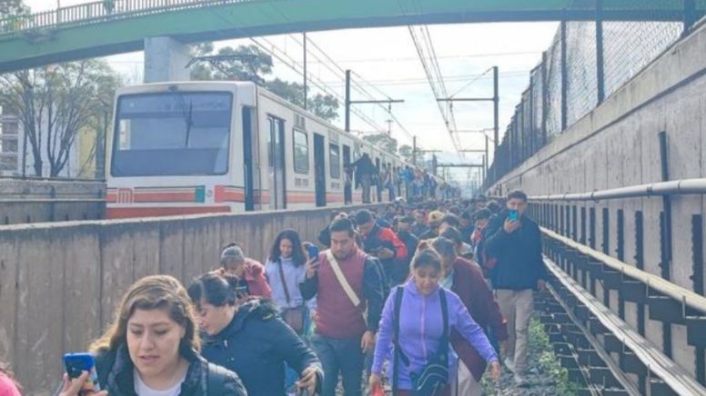 Metro CDMX: Cae cable de Línea A del metro y desalojan a pasajeros por la vías