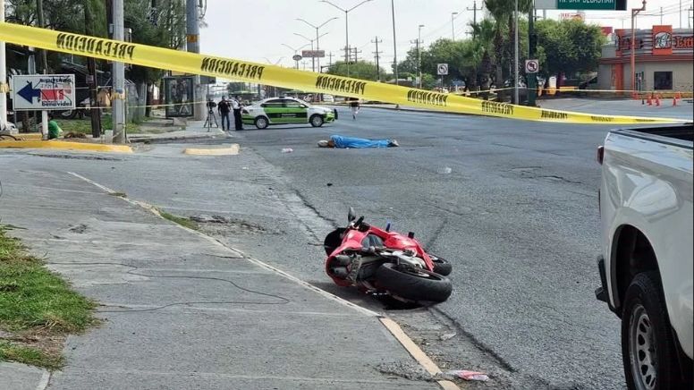'Biker' sale volando varios metros y muere al chocar contra pavimento; camioneta se le atravesó