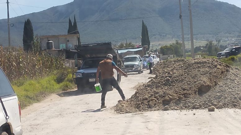 Vecinos y usuarios arreglan carretera Tortugas-Tulancingo