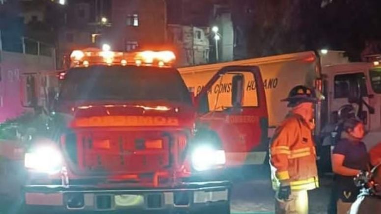 Atrapado 12 horas entre paredes: hijo abre paso a bomberos para rescate