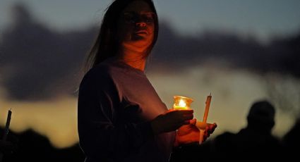 Se reúnen residentes de Maine para orar y reflexionar tras tiroteo que dejó 18 muertos