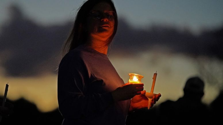 Se reúnen residentes de Maine para orar y reflexionar tras tiroteo que dejó 18 muertos