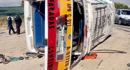 Lista de 11 lesionados por volcadura de colectiva en carretera Tepeapulco-Apan
