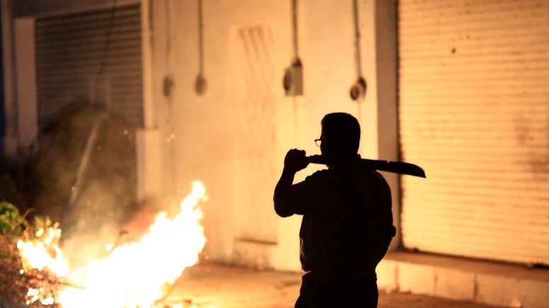 Escenas apocalípticas: Acapulqueños blindan sus casas contra saqueos con fuego y machetes