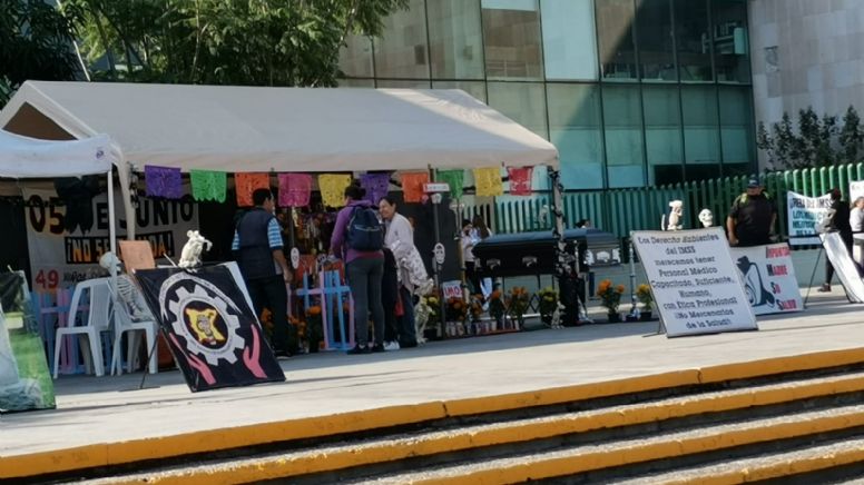 Con altar de muertos y féretro en IMSS Irapuato derechohabientes piden mejor atención