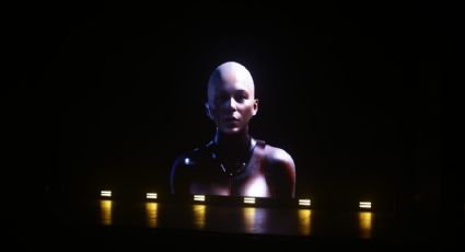 Izel, personaje creado con IA, da bienvenida a la noche de los industriales