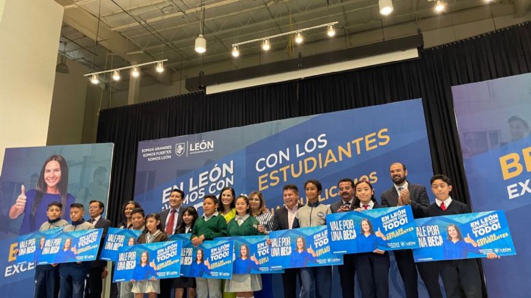 Estudiantes de "10" reciben beca Excelencia de parte del Gobierno de León