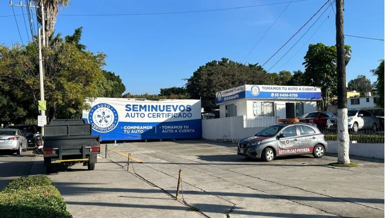 Roban 5 autos de lujo en agencia de Morelos; someten a vigilante como en el caso de León