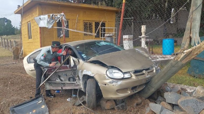 Impacta automóvil contra poste en Tulancingo, hay dos menores lesionados