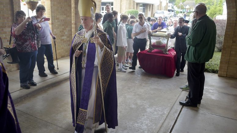 El Papa Francisco destituye a obispo de Texas, un crítico de su gestión