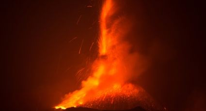 Sorprende volcán Etna al expulsa lava y cenizas sobre cielo siciliano
