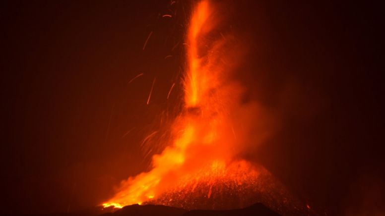 Sorprende volcán Etna al expulsa lava y cenizas sobre cielo siciliano