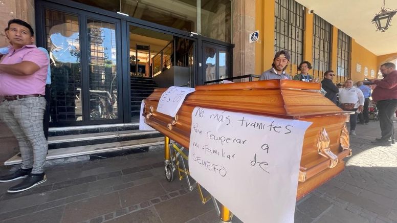 Con carrozas fúnebres bloquean calle frente a Presidencia Municipal de Celaya