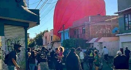 Vecinos del Fraccionamiento Hidalgo bajan globo con una cuerda, internautas preguntan por tinacos de las casas