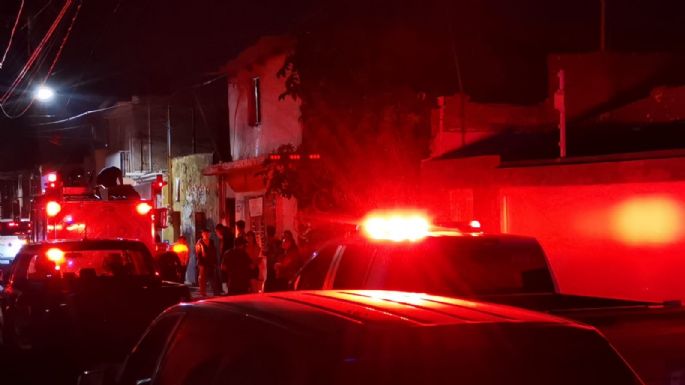 Hombres bajan de un vehículo y prenden fuego a una vivienda en Irapuato