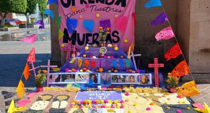 Feministas instalan ofrenda por víctimas de feminicidio en el Arco de la Calzada de León