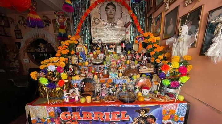 Con devoción y amor recuerda Guadalupe a su hijo Gabriel el Día de Muertos en Irapuato