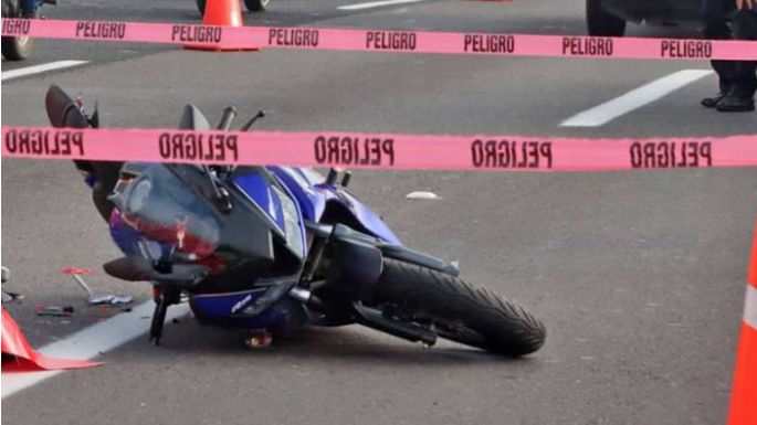 Accidente: Mujer 'biker' muere al derrapar su Italika, cayó y varios carros le pasaron por encima