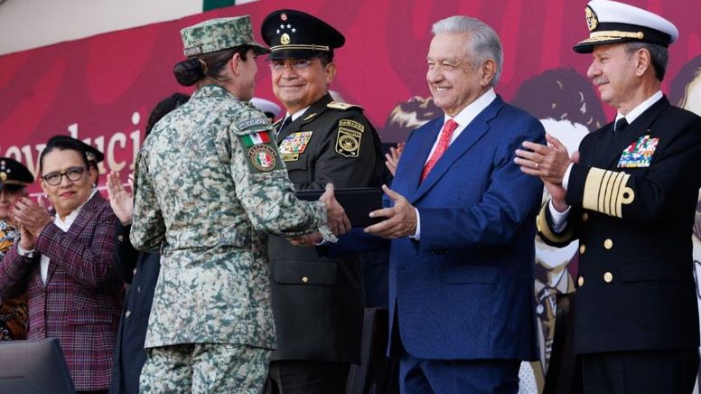 AMLO: 'Mexicanos tienen como ángel de la guarda a las Fuerzas Armadas para que puedan vivir con paz'