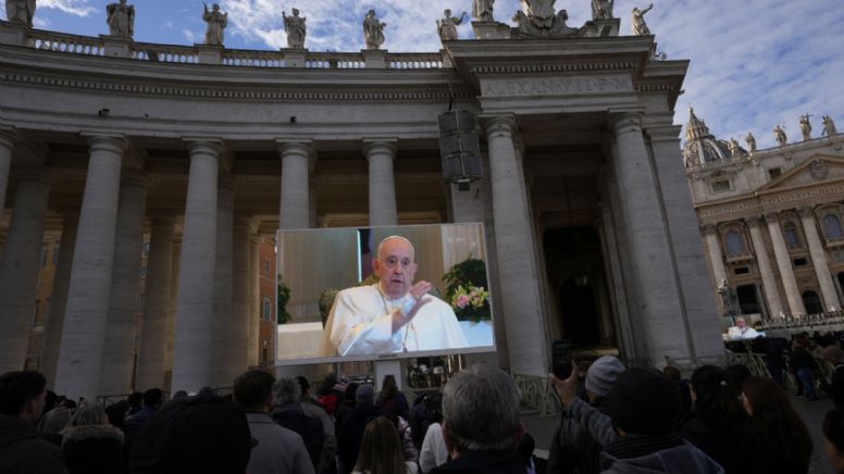 El Papa Francisco revela que tiene inflamación pulmonar; apareció hoy con vendajes en mano