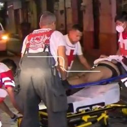 Gritaba por auxilio: Mujer ve morir a su familiar de la tercera edad tras caer de escaleras de una plaza