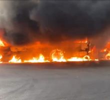 Fuego al amanecer: Se incendia camión en Cortazar tras chocar con un Chevy