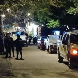 Motociclista pasa por la colonia La Cruz y dispara contra dos hombres que platicaban afuera de una casa, en Salamanca