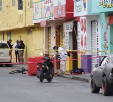 Asesinan a dueño de pollería y a empleado tras robar su moto en Cortazar