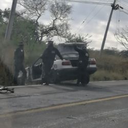 Deja su Tsuru destrozado tras invadir carril y chocar en carretera de Yuriria