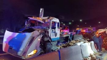 Riega los helados y ocasiona tráfico. Camión vuelca y destroza su contenedor