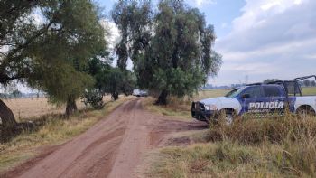 Encuentran el cuerpo de un hombre a un costado de un camino