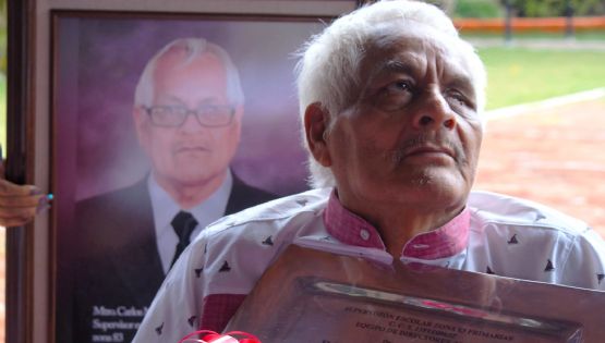 Tras 51 años dejando huella en cientos de alumnos, se jubila el maestro Carlos Mata