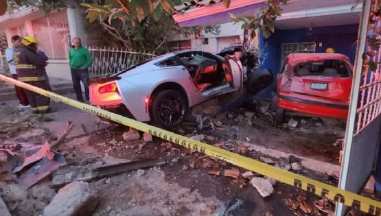 Por despecho mujer ebria estrella su Corvette contra casa de su expareja; carro valdría más que casa