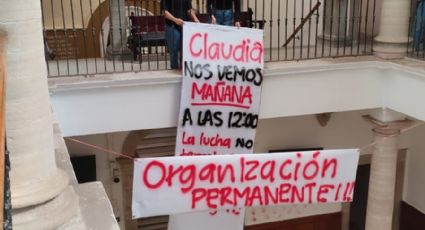 Estudiantes de la UG cuelgan mantas en Edificio Central para recordar cita con Claudia Gómez y exponen a presuntos violentadores