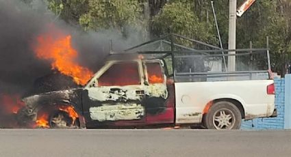 Se incendia camioneta en carretera Pueblo Nuevo-Huanímaro