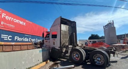 Accidente en Salamanca: Pese a transportar combustible, conductor de carrotanque intenta ganarle el paso al tren y este lo impacta