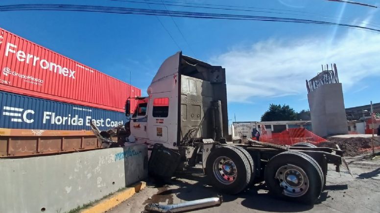 Accidente en Salamanca: Pese a transportar combustible, conductor de carrotanque intenta ganarle el paso al tren y este lo impacta