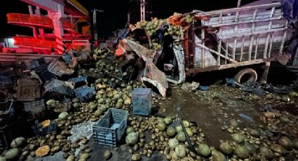 Camiones de carga chocan de frente en la carretera Celaya-Querétaro, dejan toneladas de papas y melones tiradas