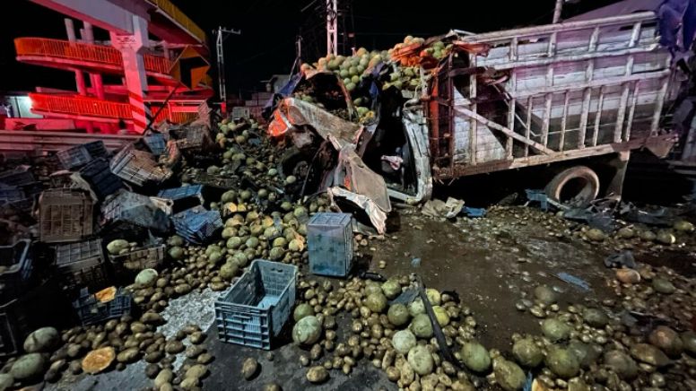 Camiones de carga chocan de frente en la carretera Celaya-Querétaro, dejan toneladas de papas y melones tiradas