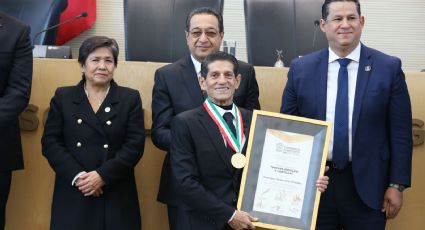 Congreso de Guanajuato da el máximo galardón al papá del secretario general, Christian Cruz