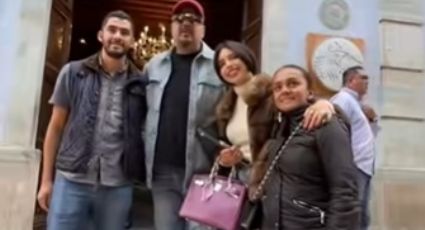 Pepe y Angela Aguilar ‘turistean’ en calles de Guanajuato mientras reparten selfies